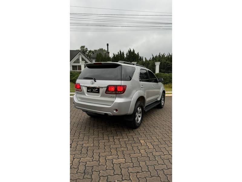 TOYOTA - HILUX SW4 - 2008/2008 - Prata - R$ 101.900,00