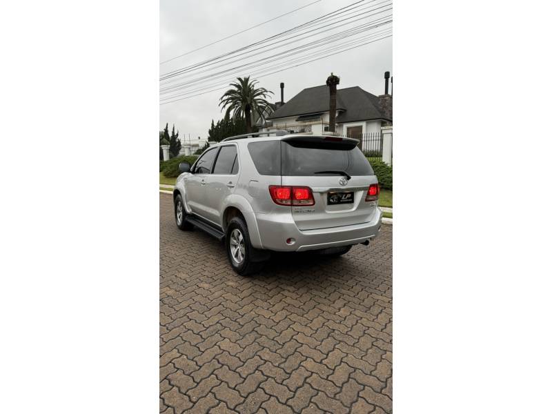 TOYOTA - HILUX SW4 - 2008/2008 - Prata - R$ 101.900,00
