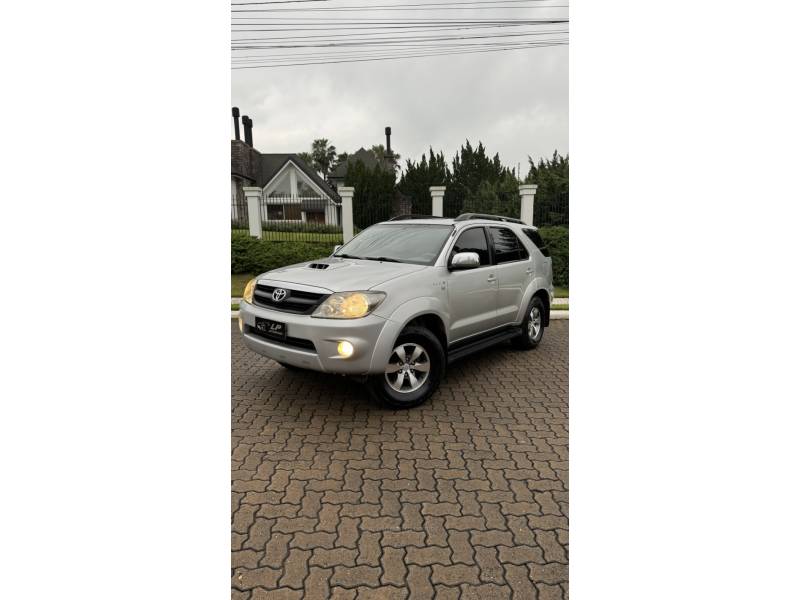 TOYOTA - HILUX SW4 - 2008/2008 - Prata - R$ 101.900,00